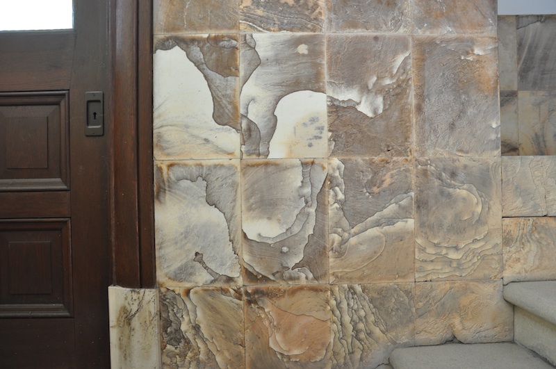 諏訪湖畔にある「片倉館」の旧事務所入口の天草石の腰壁。まるでアンフォルメルの絵画のよう。 