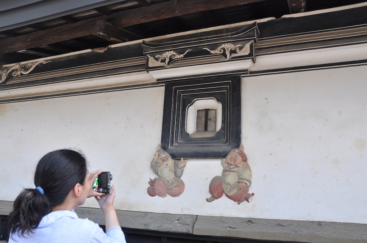 茅野市の土蔵で見た鏝絵。窓を支える恵比寿・大黒という構図は今のところ3箇所だけ。 