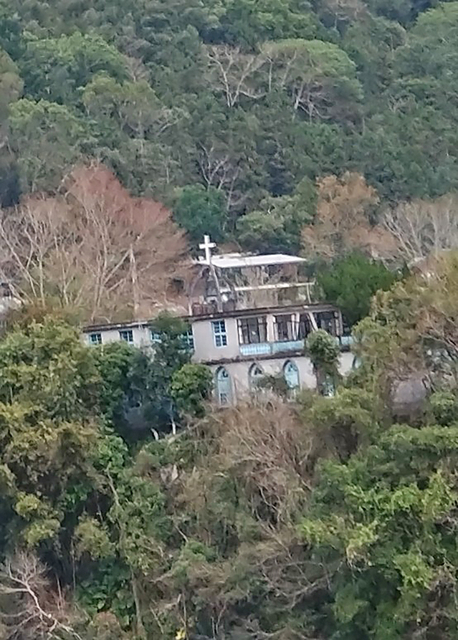 三毛の気に入った風景 夢屋から深い谷を隔てて見える教会